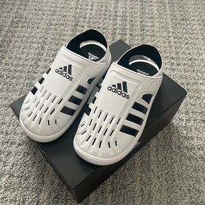 Lightweight water shoes